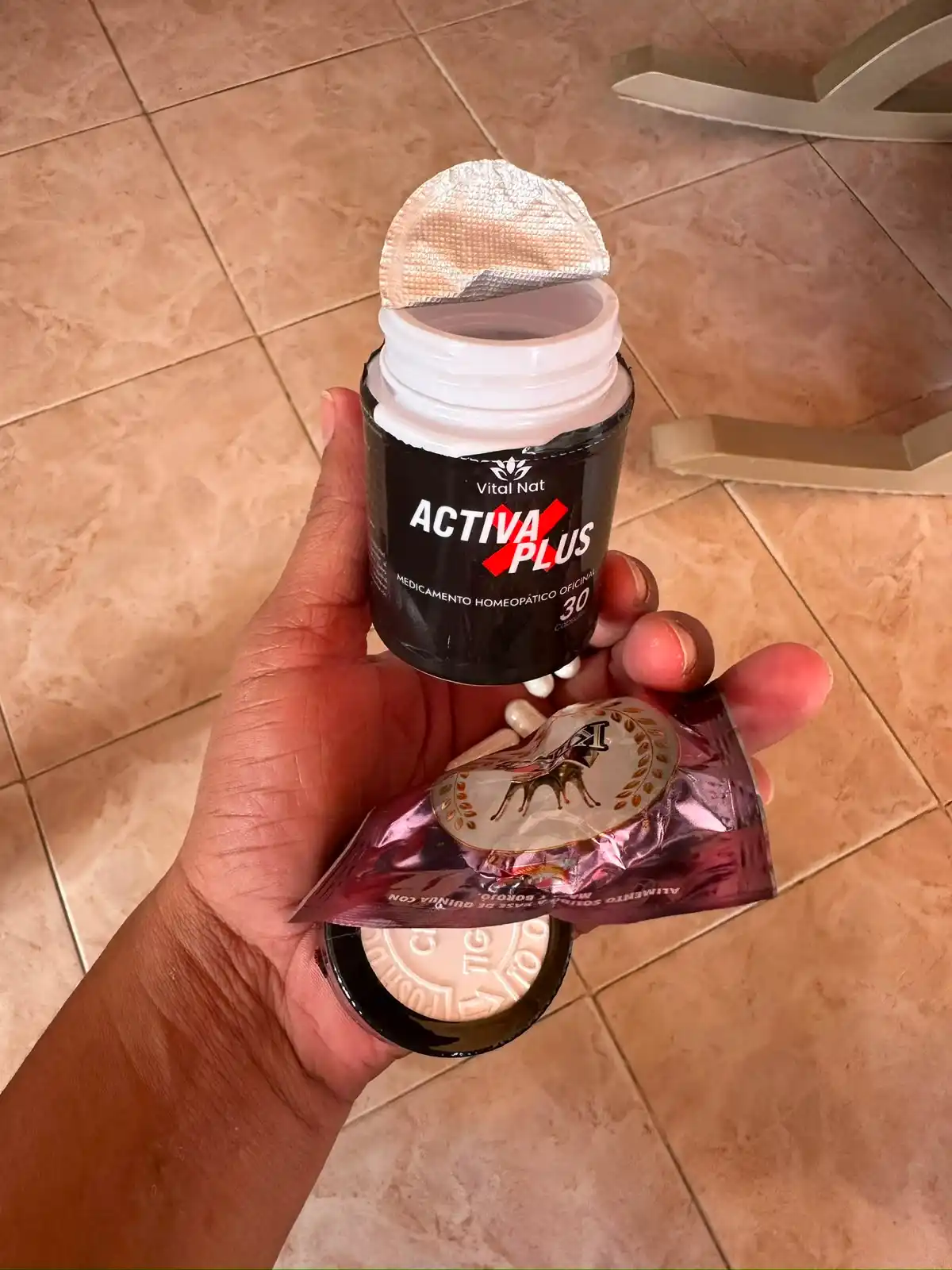 Frasco Activa Plus en la mano